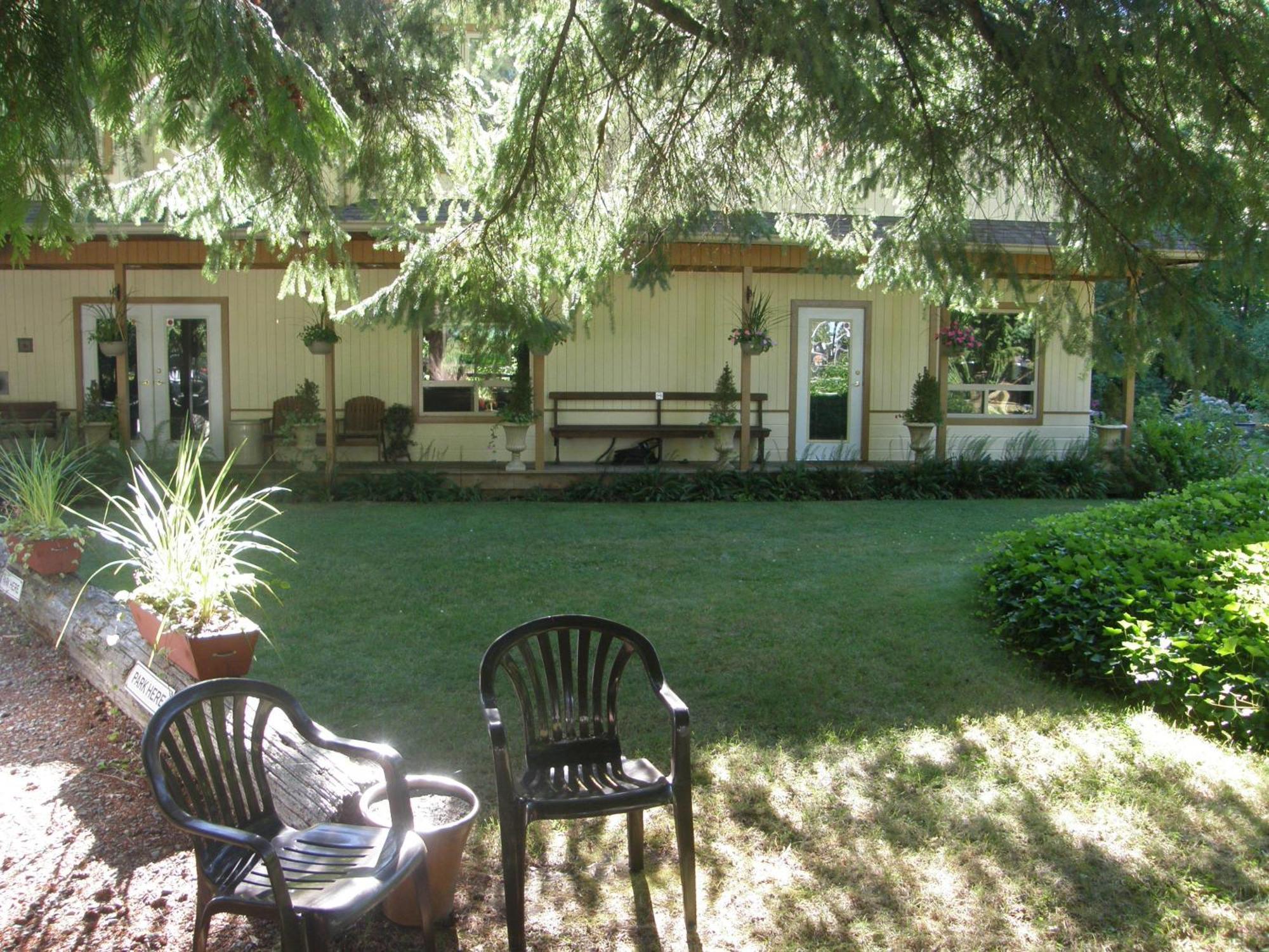 Cedar Wood Lodge Bed & Breakfast Inn Port Alberni Exteriör bild