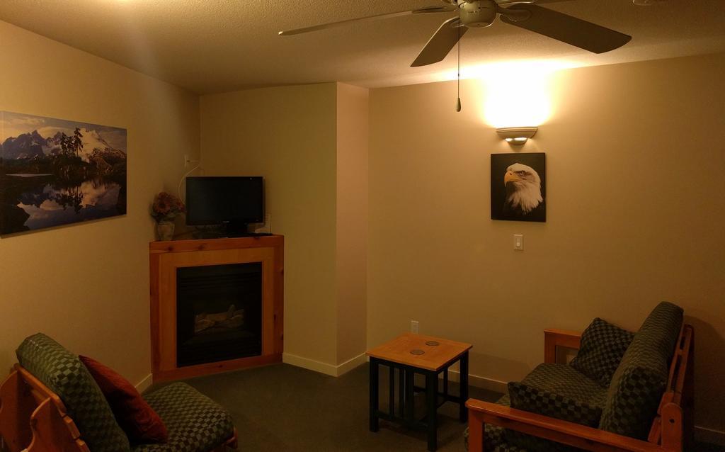 Cedar Wood Lodge Bed & Breakfast Inn Port Alberni Exteriör bild