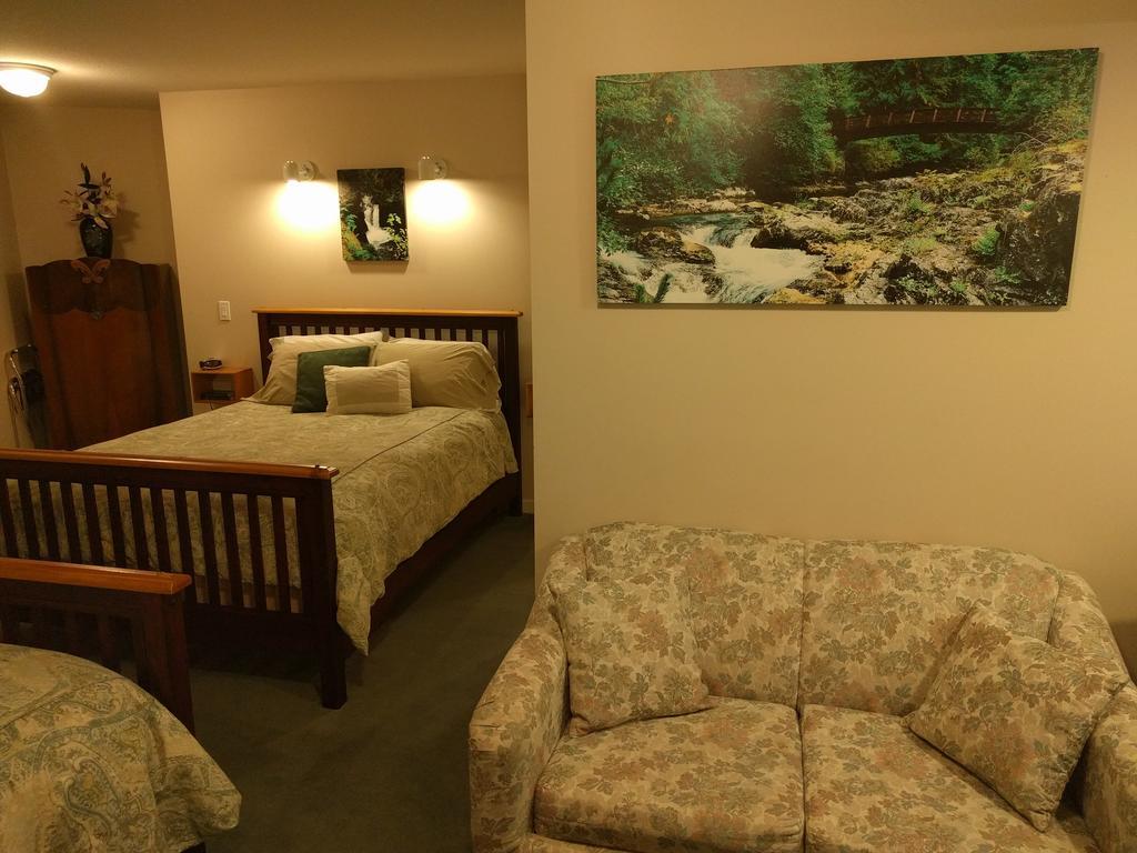 Cedar Wood Lodge Bed & Breakfast Inn Port Alberni Exteriör bild