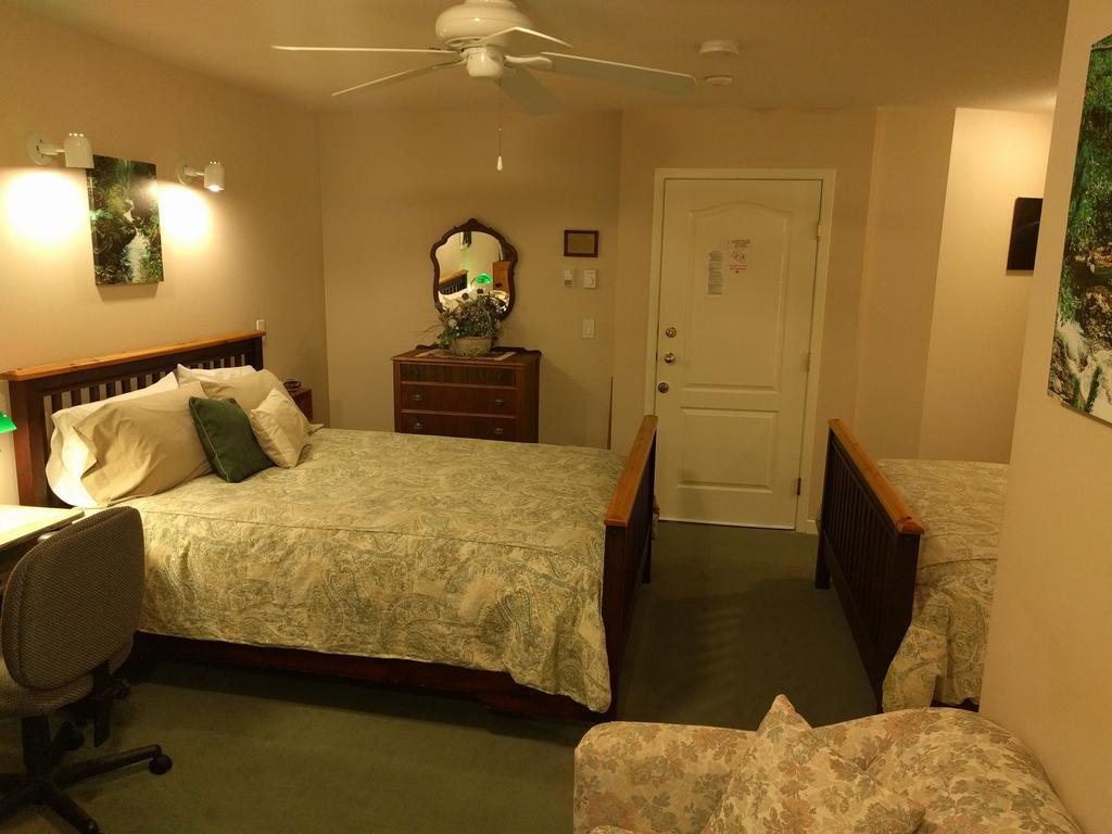 Cedar Wood Lodge Bed & Breakfast Inn Port Alberni Exteriör bild