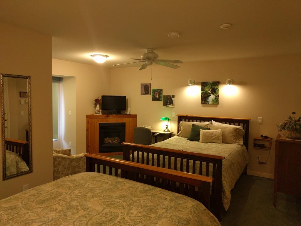 Cedar Wood Lodge Bed & Breakfast Inn Port Alberni Exteriör bild