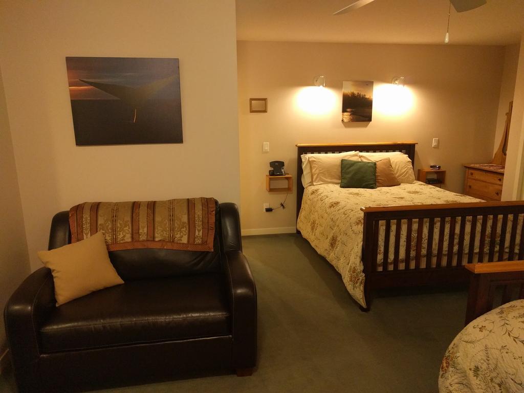 Cedar Wood Lodge Bed & Breakfast Inn Port Alberni Exteriör bild