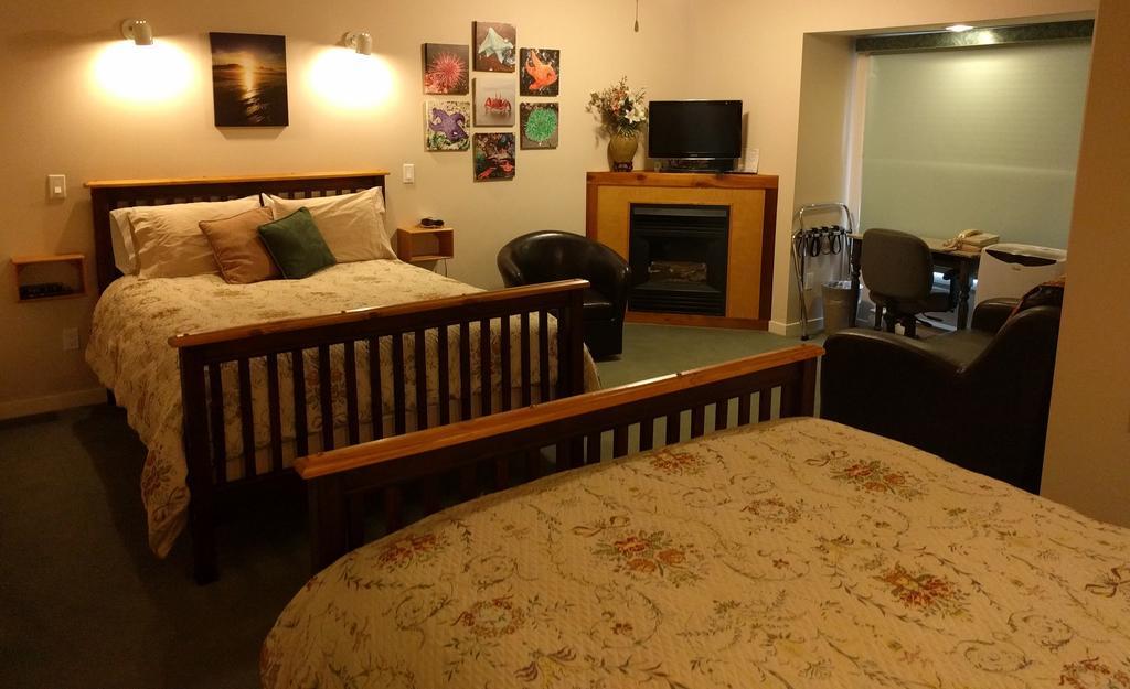 Cedar Wood Lodge Bed & Breakfast Inn Port Alberni Exteriör bild