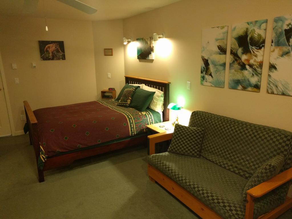 Cedar Wood Lodge Bed & Breakfast Inn Port Alberni Exteriör bild