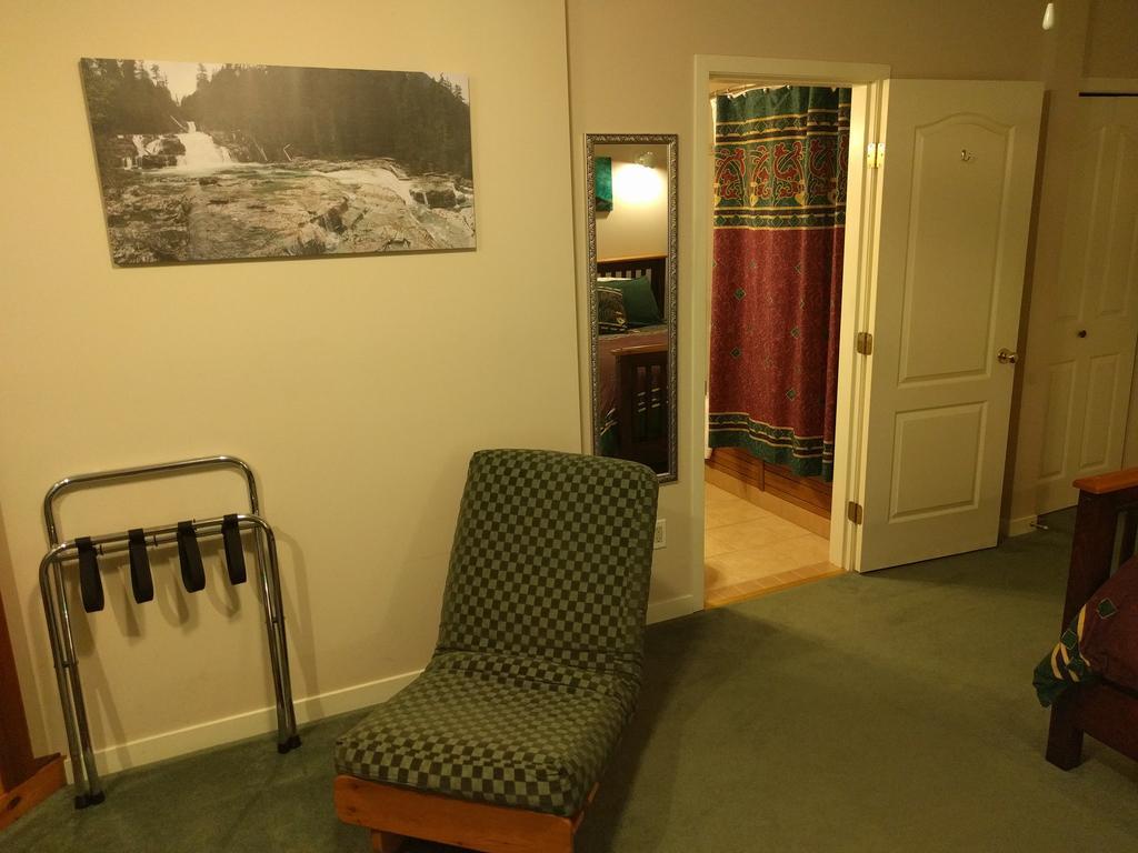 Cedar Wood Lodge Bed & Breakfast Inn Port Alberni Exteriör bild