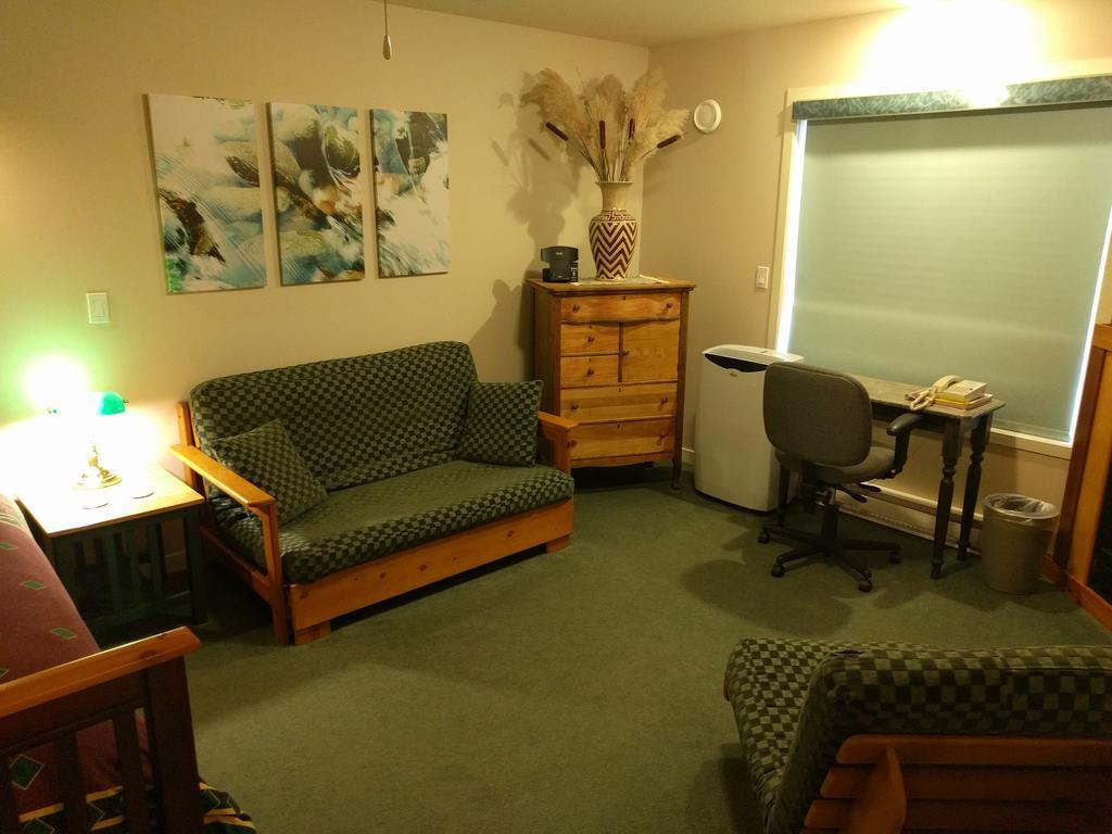 Cedar Wood Lodge Bed & Breakfast Inn Port Alberni Exteriör bild