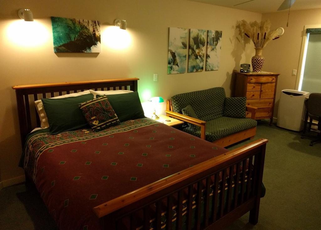 Cedar Wood Lodge Bed & Breakfast Inn Port Alberni Exteriör bild