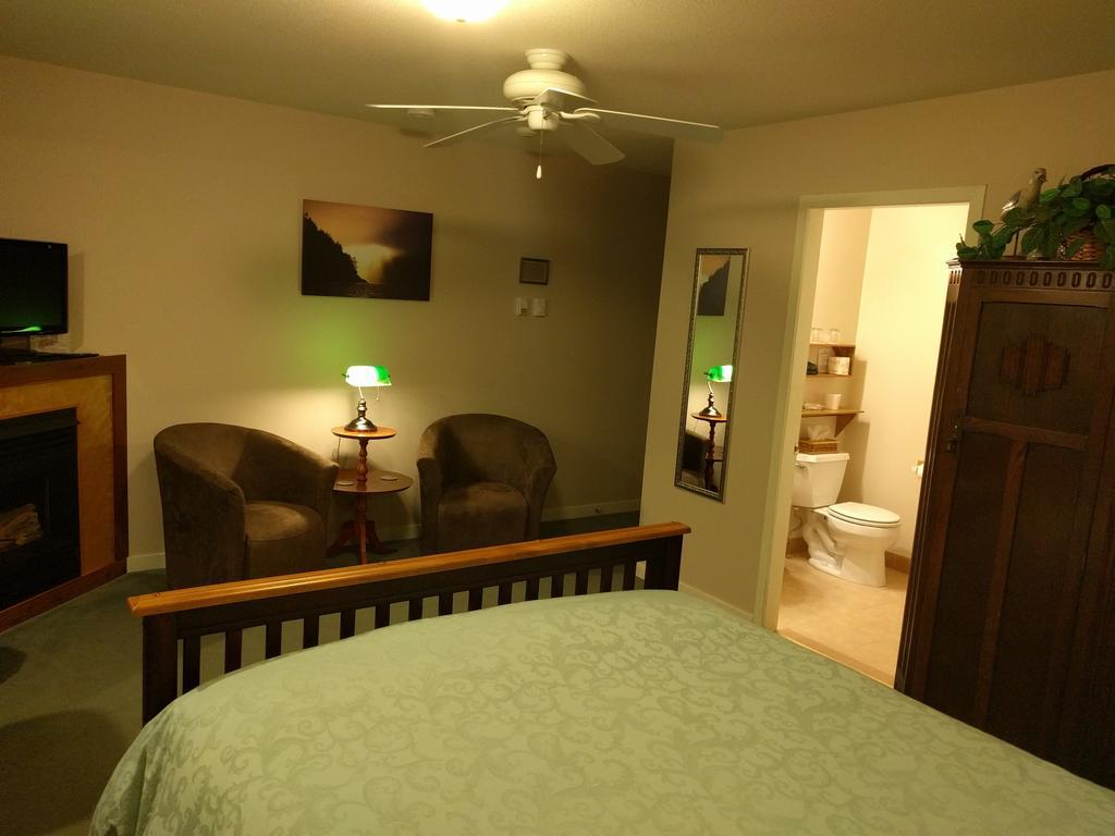 Cedar Wood Lodge Bed & Breakfast Inn Port Alberni Exteriör bild