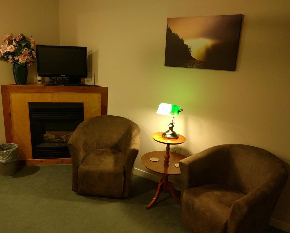 Cedar Wood Lodge Bed & Breakfast Inn Port Alberni Exteriör bild
