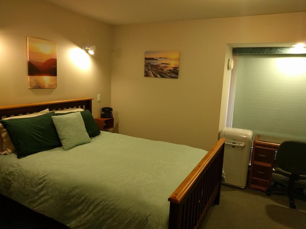 Cedar Wood Lodge Bed & Breakfast Inn Port Alberni Exteriör bild