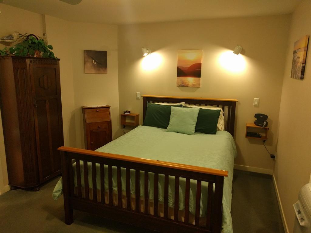 Cedar Wood Lodge Bed & Breakfast Inn Port Alberni Exteriör bild