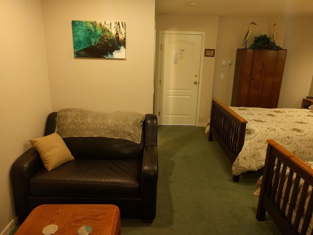 Cedar Wood Lodge Bed & Breakfast Inn Port Alberni Exteriör bild