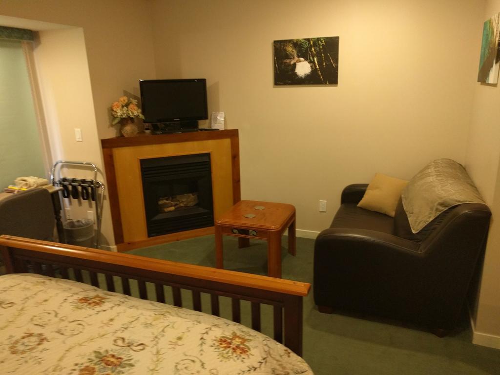 Cedar Wood Lodge Bed & Breakfast Inn Port Alberni Exteriör bild