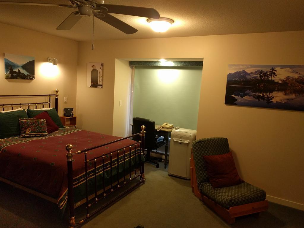 Cedar Wood Lodge Bed & Breakfast Inn Port Alberni Exteriör bild