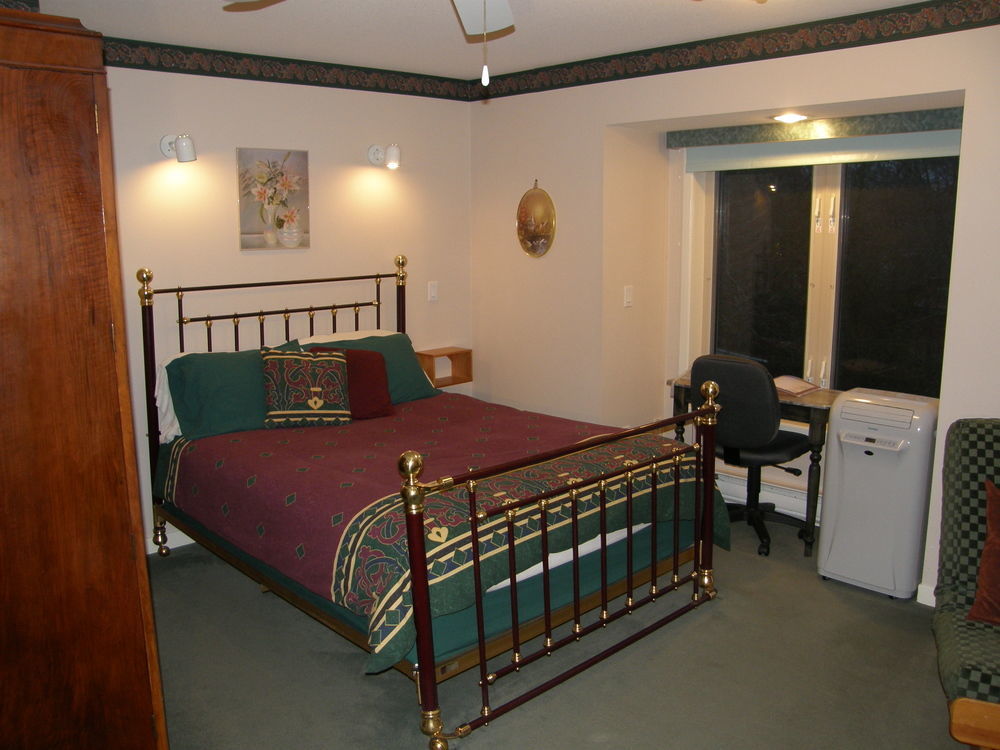 Cedar Wood Lodge Bed & Breakfast Inn Port Alberni Exteriör bild
