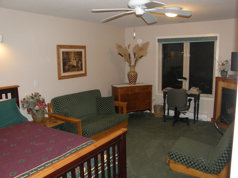 Cedar Wood Lodge Bed & Breakfast Inn Port Alberni Exteriör bild